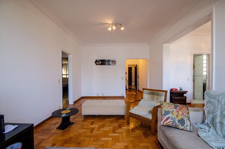 2 suites, large living room, between Ipanema and Copa