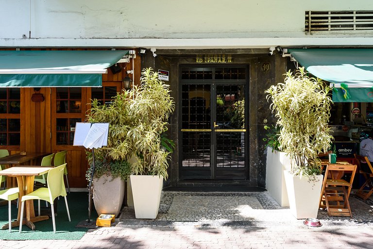 5 MINUTES FROM IPANEMA BEACH, NEXT TO THE METRO