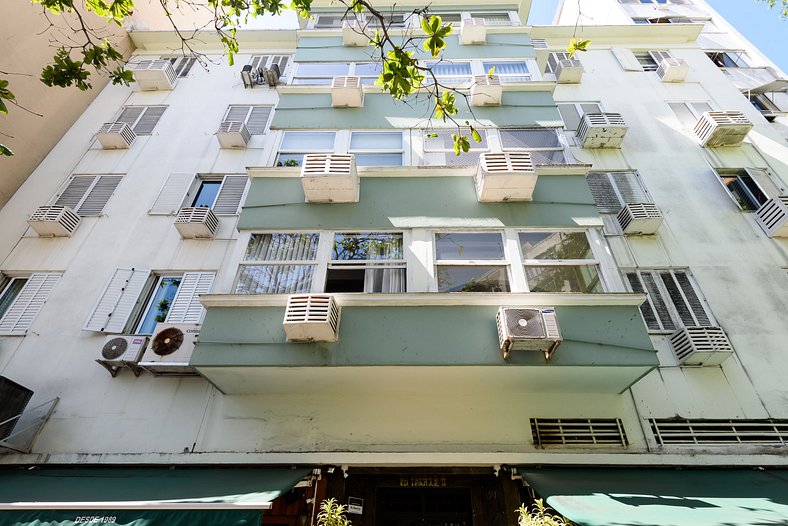 5 MINUTES FROM IPANEMA BEACH, NEXT TO THE METRO