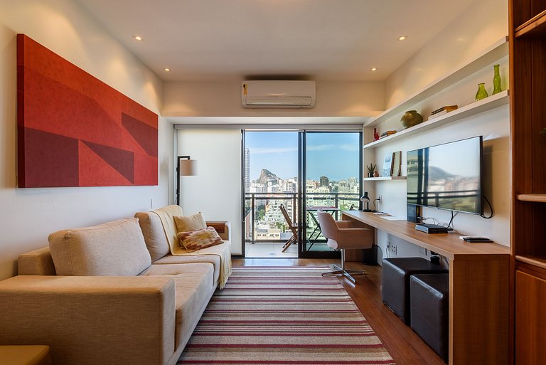 Apartment pool and balcony overlooking the sea and Christ