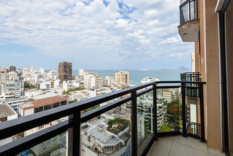 Apartment pool and balcony overlooking the sea and Christ