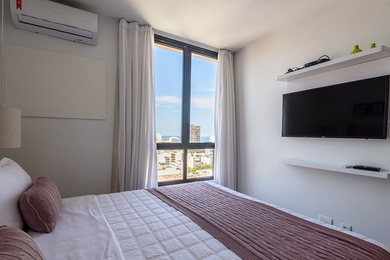 Apartment pool and balcony overlooking the sea and Christ