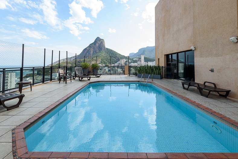 Apartment pool and balcony overlooking the sea and Christ