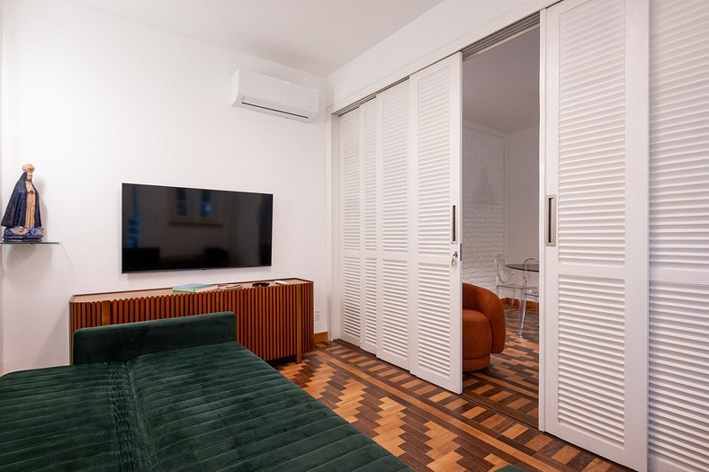 Balcony with green views, Ipanema and Lagoa beach