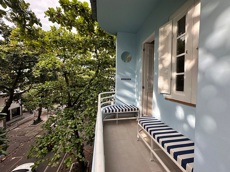 Balcony with green views, Ipanema and Lagoa beach