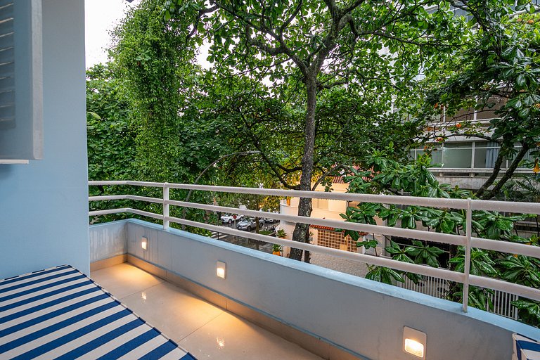 Balcony with green views, Ipanema and Lagoa beach