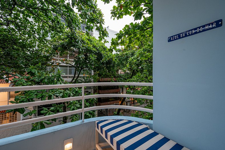 Balcony with green views, Ipanema and Lagoa beach