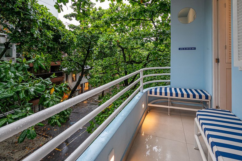 Balcony with green views, Ipanema and Lagoa beach