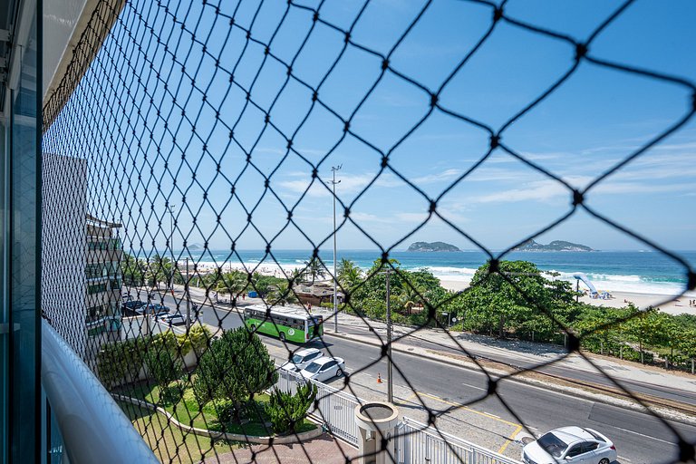 De frente para a praia da Barra (Pepê) com varanda