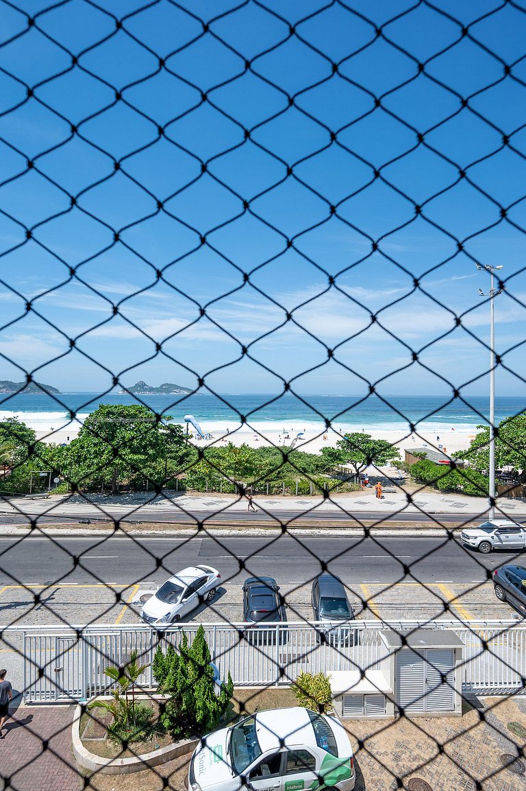 De frente para a praia da Barra (Pepê) com varanda