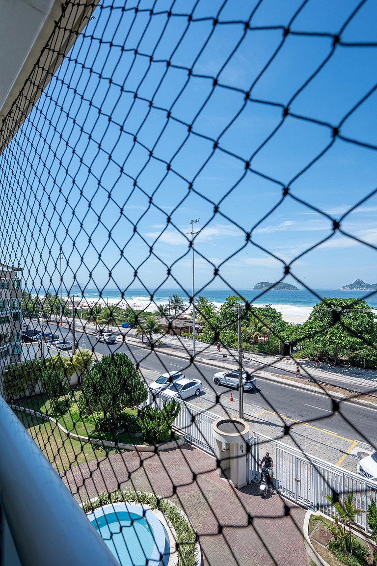 De frente para a praia da Barra (Pepê) com varanda