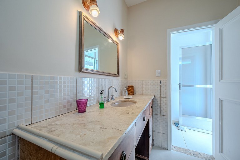 Habitación con vistas y baño en Ipanema