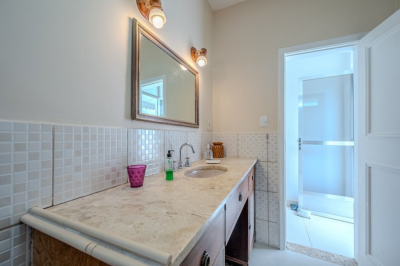 Habitación con vistas y baño en Ipanema