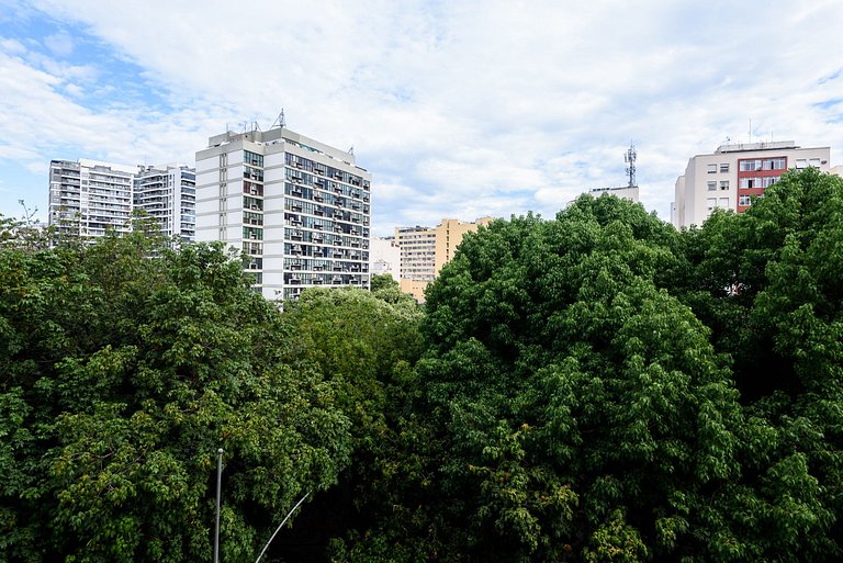 Modern, bright apartment opposite the metro