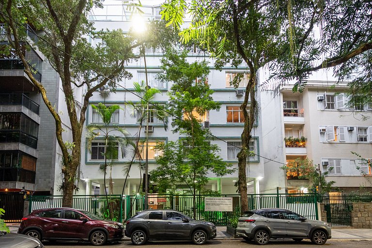 Modern in a tree-lined street in Leblon