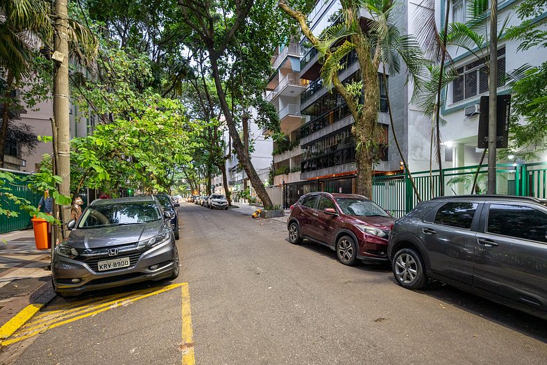 Modern in a tree-lined street in Leblon