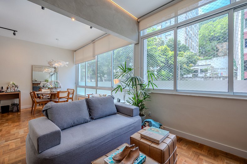 Modernist Apartment with Suite in Humaitá