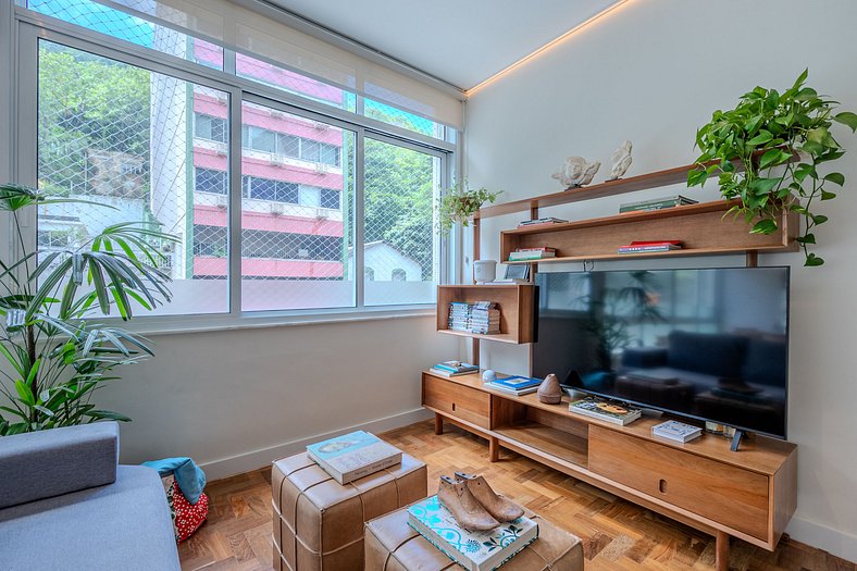 Modernist Apartment with Suite in Humaitá