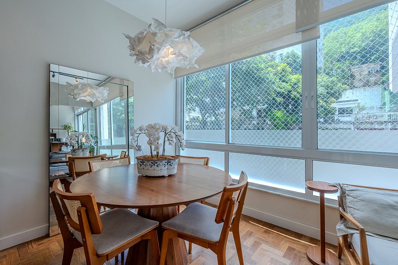 Modernist Apartment with Suite in Humaitá