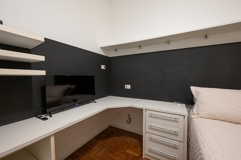 Quarto e sala ao lado da praia de Ipanema