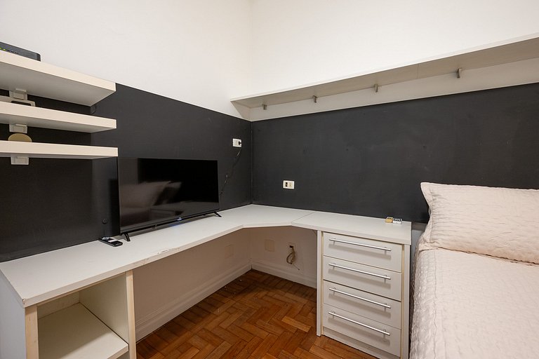 Quarto e sala ao lado da praia de Ipanema