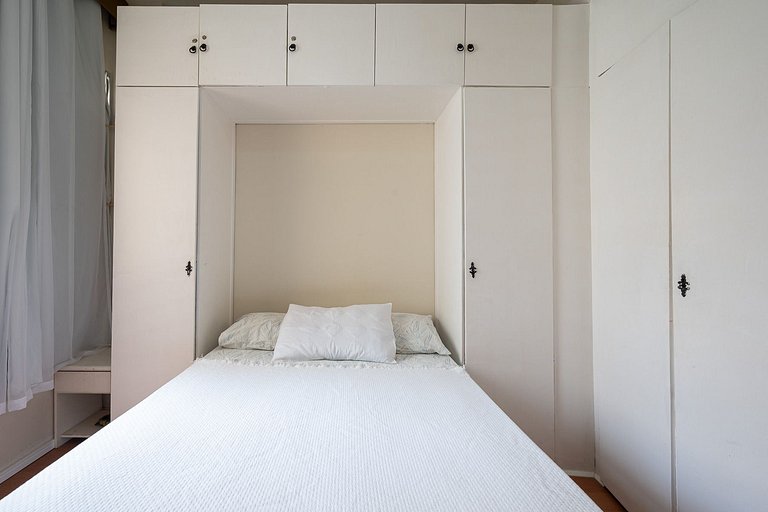 Quiet bedroom and living room in Copacabana