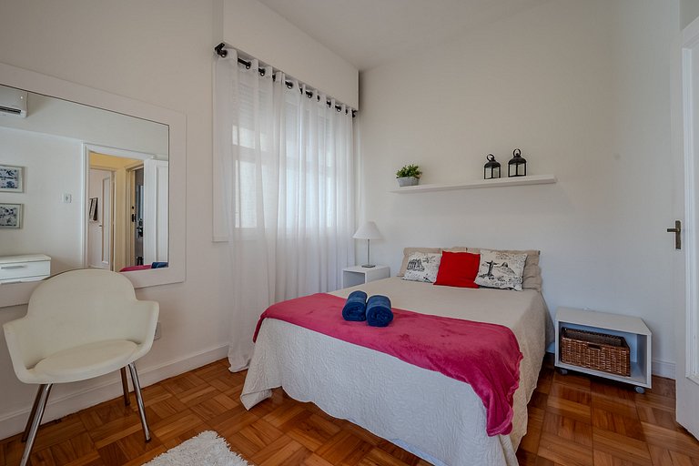 Two bedrooms with a view of Christ, in the heart of Leblon