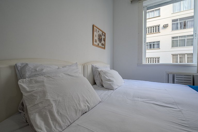 Vista de la playa de Copacabana, dormitorio y salón