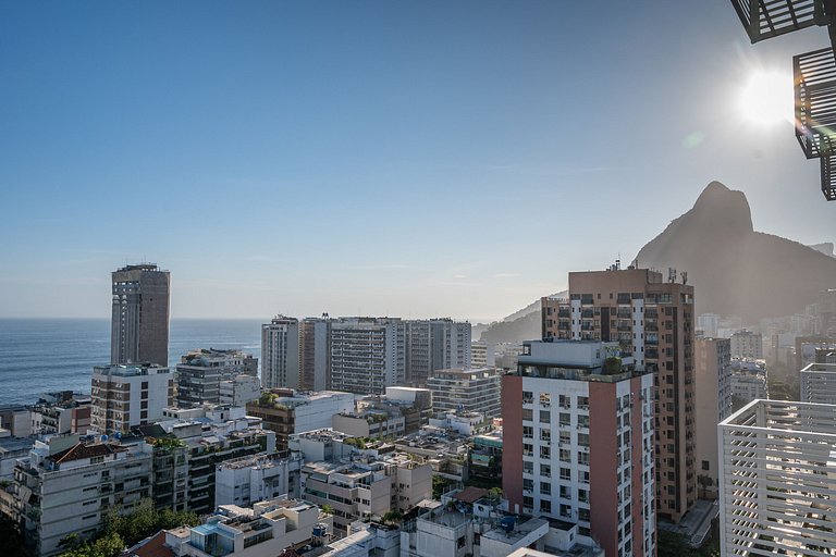 Vista del mar no Leblon, paseo alto y tranquilo