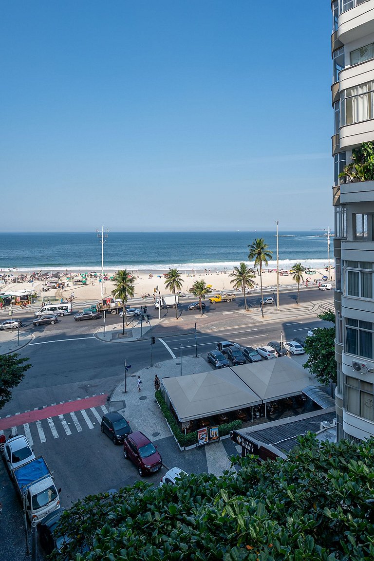 Vista para a praia de Copacabana, quarto e sala